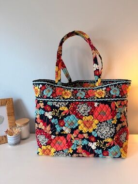 Vera Bradley Extra Large Open Top Tote in Happy Snails
